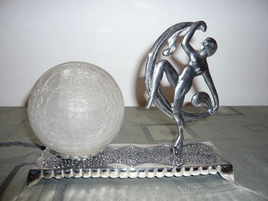 Lampe  boule avec sujet femme